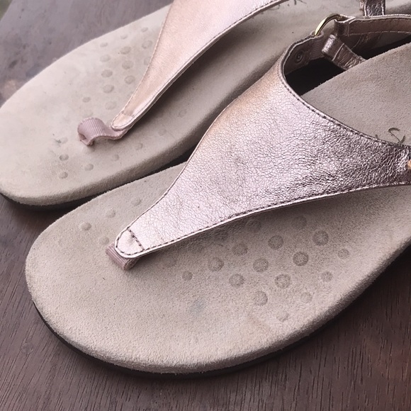 🚨B2G1 VIONIC Metallic Gold Thong Toe Sandals - Picture 2 of 7